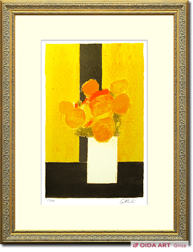 カトラン 黒いテーブルの上の黄色い花束