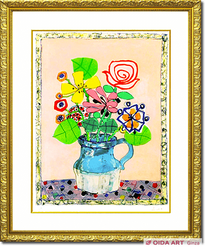 アイズピリ ピンクの背景の水色の花瓶の花束